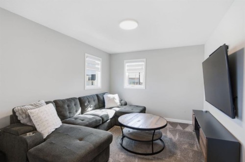 601 Reynolds Crescent Sw, Airdrie, AB - Indoor Photo Showing Living Room
