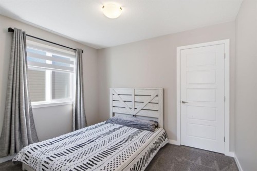 601 Reynolds Crescent Sw, Airdrie, AB - Indoor Photo Showing Bedroom