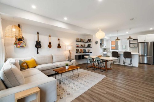 52 Na'A Heights Sw, Calgary, AB - Indoor Photo Showing Living Room
