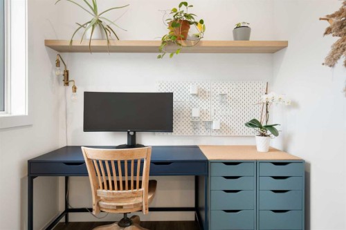52 Na'A Heights Sw, Calgary, AB - Indoor Photo Showing Office