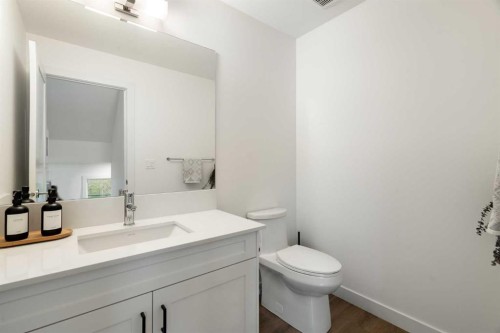 52 Na'A Heights Sw, Calgary, AB - Indoor Photo Showing Bathroom