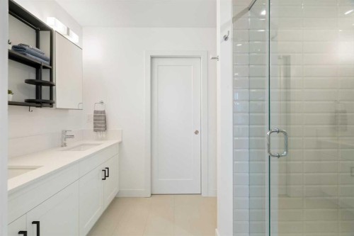 52 Na'A Heights Sw, Calgary, AB - Indoor Photo Showing Bathroom