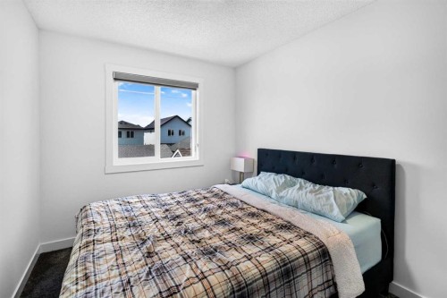 227 Chinook Gate Boulevard Sw, Airdrie, AB - Indoor Photo Showing Bedroom