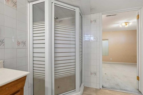 5119 55 Avenue, Stavely, AB - Indoor Photo Showing Bathroom