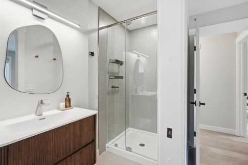 2924 Lathom Crescent Sw, Calgary, AB - Indoor Photo Showing Bathroom