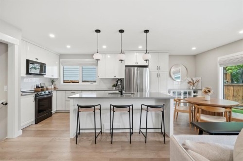 2924 Lathom Crescent Sw, Calgary, AB - Indoor Photo Showing Kitchen With Upgraded Kitchen