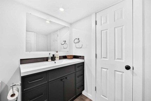 172 Cimarron Grove Crescent, Okotoks, AB - Indoor Photo Showing Bathroom