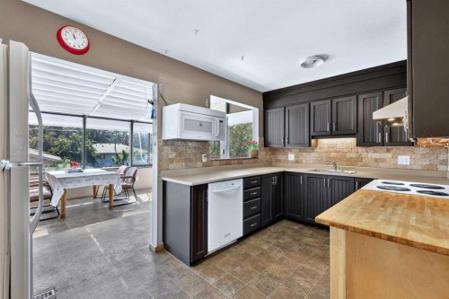 2018 Cottonwood Crescent Se, Calgary, AB - Indoor Photo Showing Kitchen