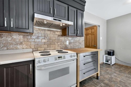 2018 Cottonwood Crescent Se, Calgary, AB - Indoor Photo Showing Kitchen