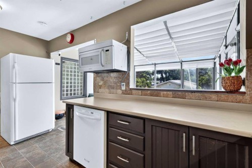 2018 Cottonwood Crescent Se, Calgary, AB - Indoor Photo Showing Kitchen