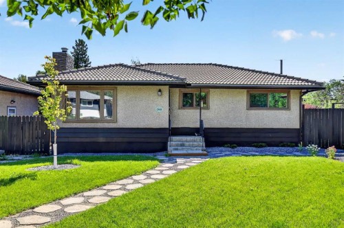 2018 Cottonwood Crescent Se, Calgary, AB - Outdoor