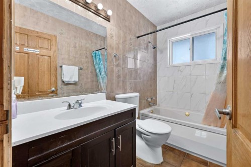 2018 Cottonwood Crescent Se, Calgary, AB - Indoor Photo Showing Bathroom