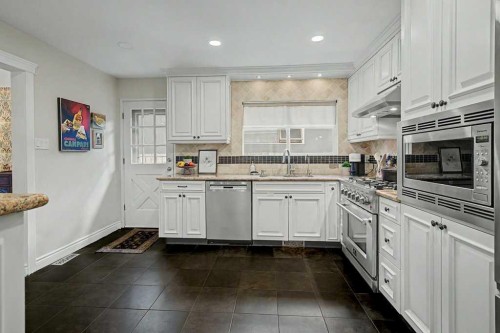 76 Chinook Drive Sw, Calgary, AB - Indoor Photo Showing Kitchen
