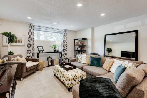 76 Chinook Drive Sw, Calgary, AB - Indoor Photo Showing Living Room