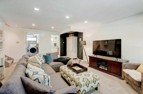 76 Chinook Drive Sw, Calgary, AB - Indoor Photo Showing Living Room