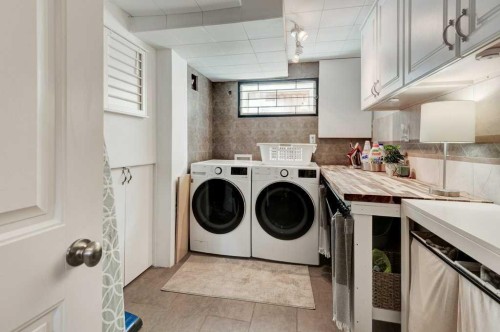 76 Chinook Drive Sw, Calgary, AB - Indoor Photo Showing Laundry Room