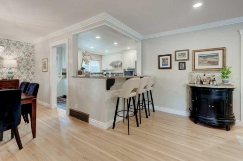 76 Chinook Drive Sw, Calgary, AB - Indoor Photo Showing Dining Room