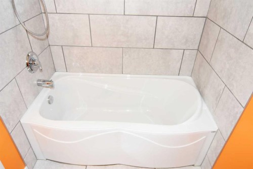 36 Cheyenne Crescent Nw, Calgary, AB - Indoor Photo Showing Bathroom