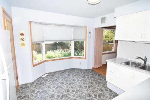 36 Cheyenne Crescent Nw, Calgary, AB - Indoor Photo Showing Kitchen With Double Sink