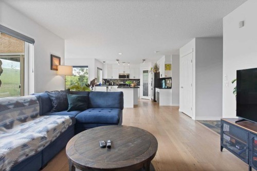 81 Royal Crest Terrace Nw, Calgary, AB - Indoor Photo Showing Living Room