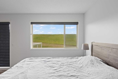 81 Royal Crest Terrace Nw, Calgary, AB - Indoor Photo Showing Bedroom