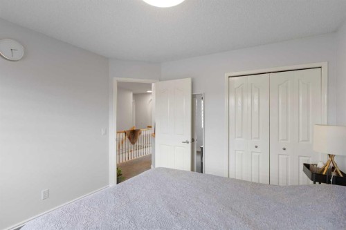 81 Royal Crest Terrace Nw, Calgary, AB - Indoor Photo Showing Bedroom