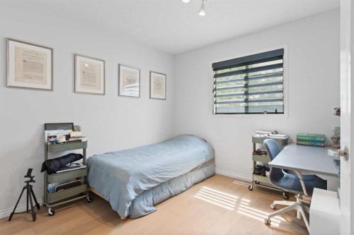 81 Royal Crest Terrace Nw, Calgary, AB - Indoor Photo Showing Bedroom