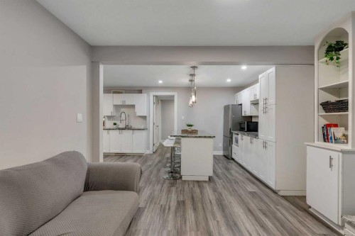 4143 Varsity Road Nw, Calgary, AB - Indoor Photo Showing Living Room