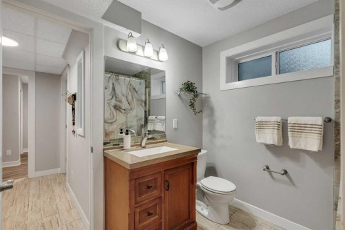 4143 Varsity Road Nw, Calgary, AB - Indoor Photo Showing Bathroom