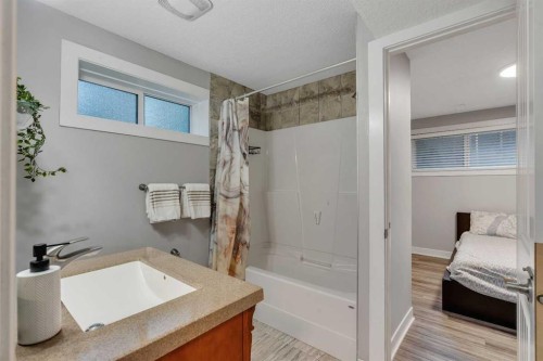 4143 Varsity Road Nw, Calgary, AB - Indoor Photo Showing Bathroom