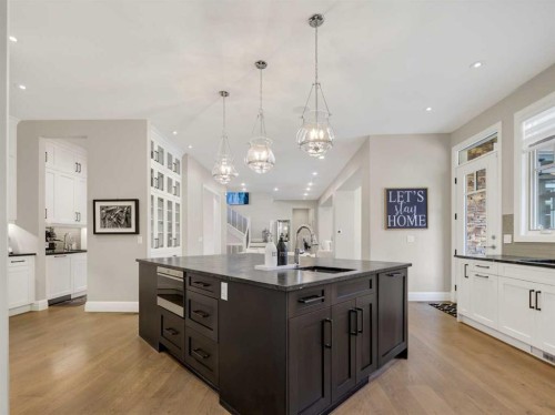 11 Elveden Place Sw, Calgary, AB - Indoor Photo Showing Kitchen With Upgraded Kitchen