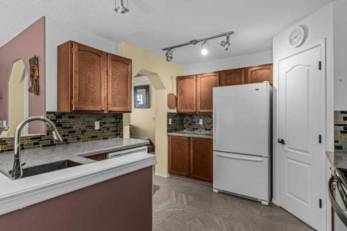 545 Grotto Road, Canmore, AB - Indoor Photo Showing Kitchen