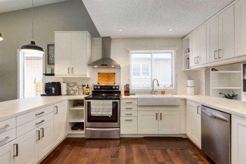 32 Berkley Place Nw, Calgary, AB - Indoor Photo Showing Kitchen