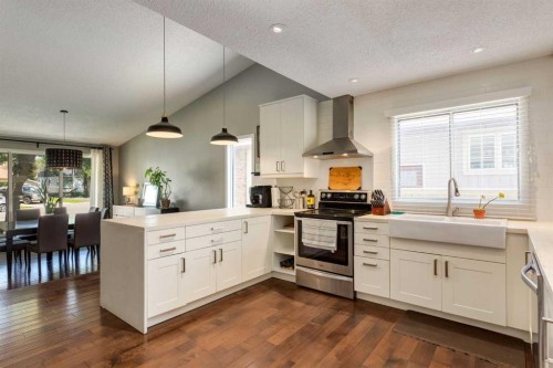 32 Berkley Place Nw, Calgary, AB - Indoor Photo Showing Kitchen