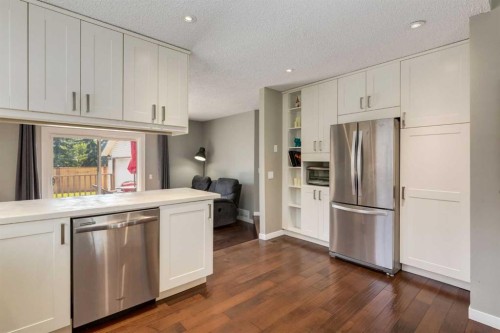 32 Berkley Place Nw, Calgary, AB - Indoor Photo Showing Kitchen