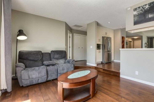 32 Berkley Place Nw, Calgary, AB - Indoor Photo Showing Living Room