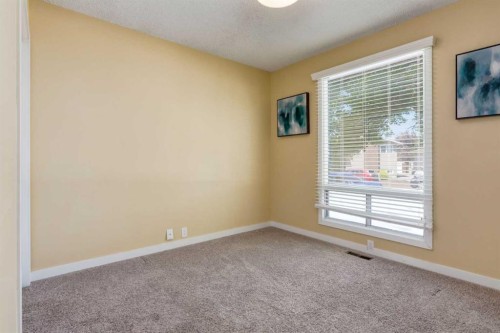 32 Berkley Place Nw, Calgary, AB - Indoor Photo Showing Other Room