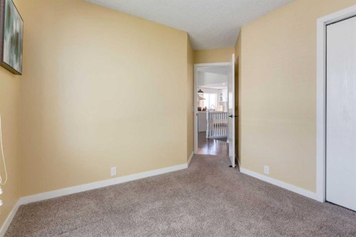 32 Berkley Place Nw, Calgary, AB - Indoor Photo Showing Other Room