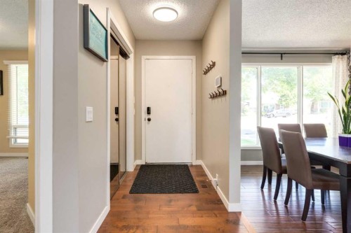 32 Berkley Place Nw, Calgary, AB - Indoor Photo Showing Other Room