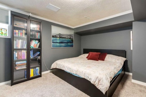 32 Berkley Place Nw, Calgary, AB - Indoor Photo Showing Bedroom
