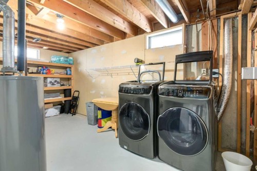 32 Berkley Place Nw, Calgary, AB - Indoor Photo Showing Laundry Room