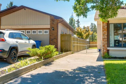 32 Berkley Place Nw, Calgary, AB - Outdoor