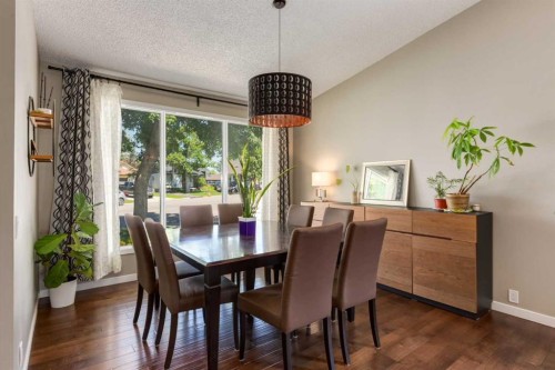32 Berkley Place Nw, Calgary, AB - Indoor Photo Showing Dining Room