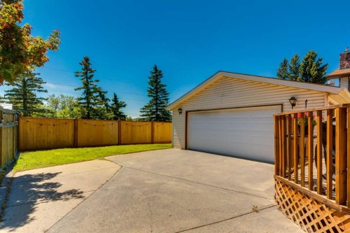 32 Berkley Place Nw, Calgary, AB - Outdoor
