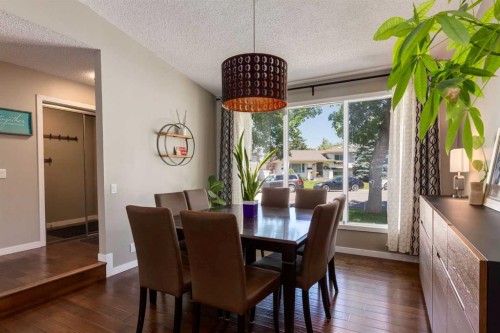 32 Berkley Place Nw, Calgary, AB - Indoor Photo Showing Dining Room