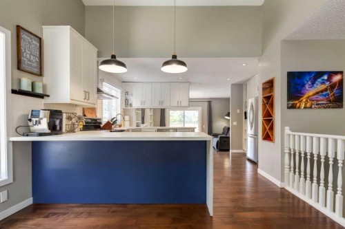 32 Berkley Place Nw, Calgary, AB - Indoor Photo Showing Kitchen