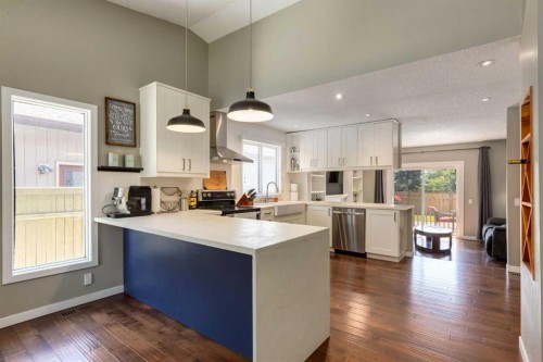 32 Berkley Place Nw, Calgary, AB - Indoor Photo Showing Kitchen