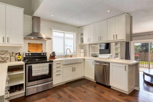 32 Berkley Place Nw, Calgary, AB - Indoor Photo Showing Kitchen