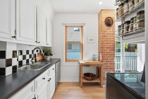 1422 2 Street Nw, Calgary, AB - Indoor Photo Showing Kitchen With Double Sink