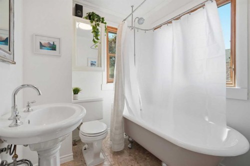 1422 2 Street Nw, Calgary, AB - Indoor Photo Showing Bathroom